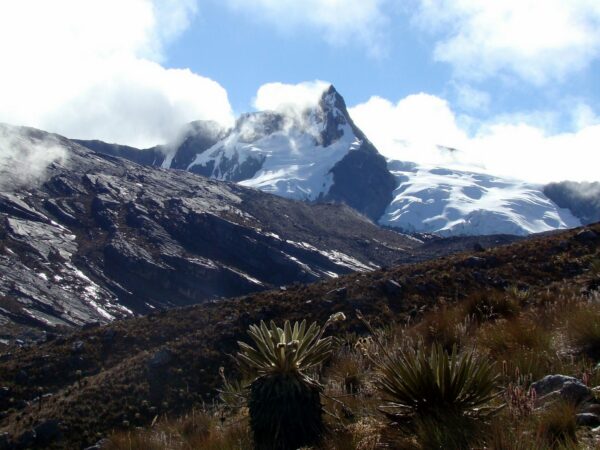 Pico Aguja - 5040m - Martin Roca/Wikimedia Commons/CC BY-SA 3.0